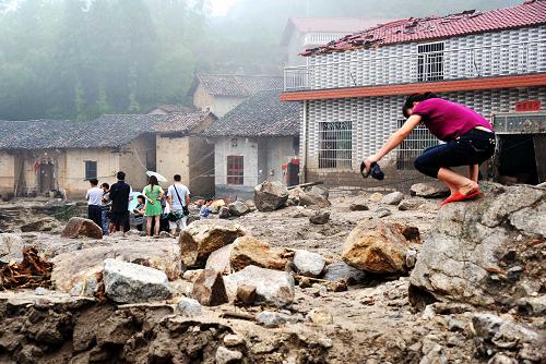 湖南岳阳发生山洪泥石流 已造成18人死亡28人失踪--中国国情