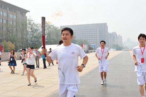 奥运火炬手再接力 支持大学生就业--中国国情手册