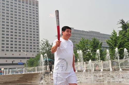 奥运火炬手再接力 支持大学生就业--中国国情手册