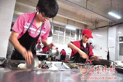 对话犀利收碗哥:年轻人没必要去计较这么多--中国国情