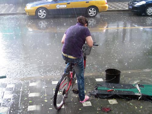 北京:11日暴雨冰雹十分钟 气温骤降十多摄氏度--中国国情