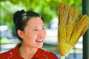 环卫工因扫帚绝活走红网络 为录节目丢掉工作--中国国情