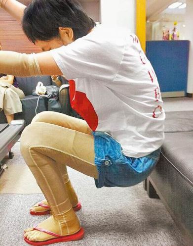 Selina晒练习下蹲照片:哭没用,复健比哭有用!--中国国情