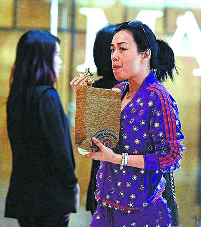 图文:钟丽缇惨变黄脸婆 不顾形象当街吃面包--中国国情网