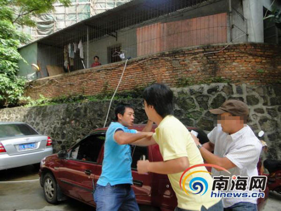 工地掉下十余米长钢管刺穿公安局内轿车(组图)--中国国情手册