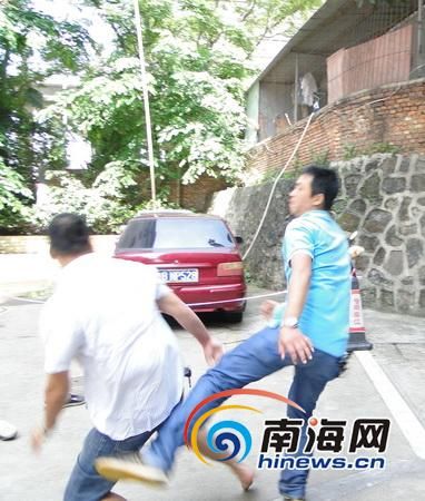 工地掉下十余米长钢管刺穿公安局内轿车(组图)--中国国情手册