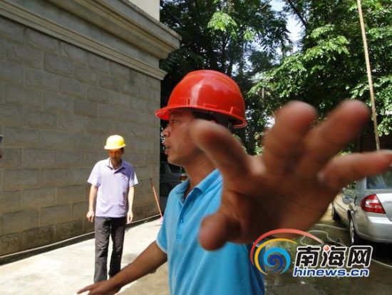 工地掉下十余米长钢管刺穿公安局内轿车(组图)--中国国情手册