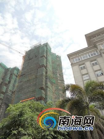工地掉下十余米长钢管刺穿公安局内轿车(组图)--中国国情手册