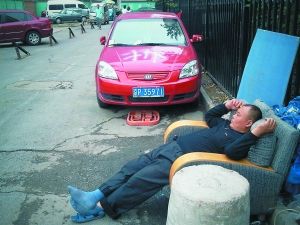 40辆私家车被用油漆写拆字 疑为小区住户为泄愤--中国国情网