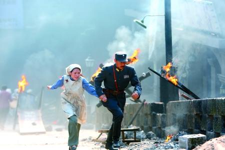 张丰毅拍爆炸戏不用替身 剧组为其买千万保险--中国国情手册