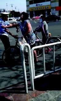 女子骑车逆行被制止用热豆浆泼交警(组图)--中国国情手册