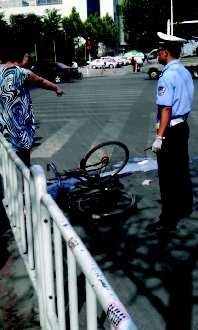 女子骑车逆行被制止用热豆浆泼交警(组图)--中国国情手册