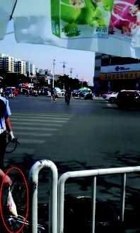 女子骑车逆行被制止用热豆浆泼交警(组图)--中国国情手册