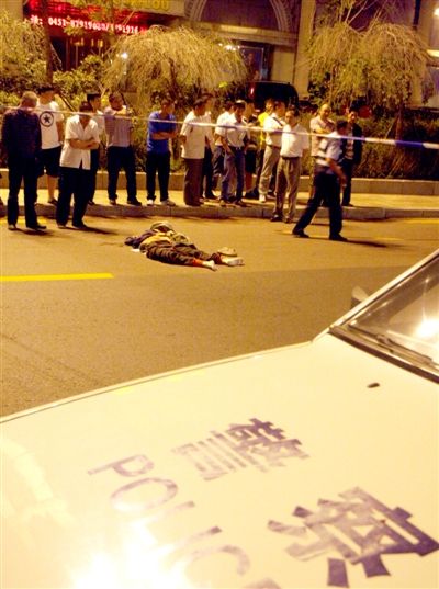 无牌车疑因飙车撞行人并将其拖行百米致死(图)--中国国情手册
