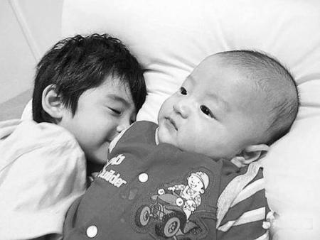 狄波拉争夺“抚养权” 传张柏芝欲密送两儿出国--中国国情