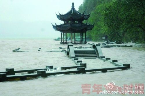 杭州遭遇第4次强降水 西湖长桥桥面被水淹--中国国情手册
