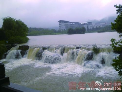 杭州遭遇第4次强降水 西湖长桥桥面被水淹--中国国情手册