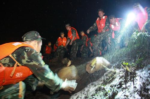 浦阳江水位再次上涨 武警官兵昼夜抢险固堤--中国国情网