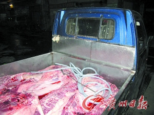 屠宰户当街给母猪肉注水 分解后摆上台面(组图)--中国国情网