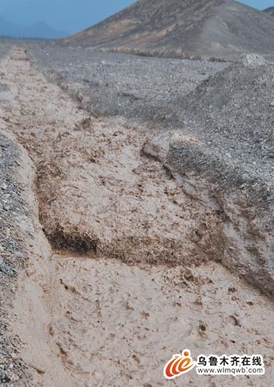 吐鲁番多地遭洪水侵害已致4人死亡(组图)--中国国情手册