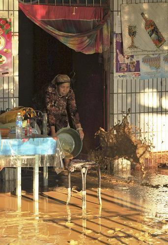 吐鲁番多地遭洪水侵害已致4人死亡(组图)--中国国情手册