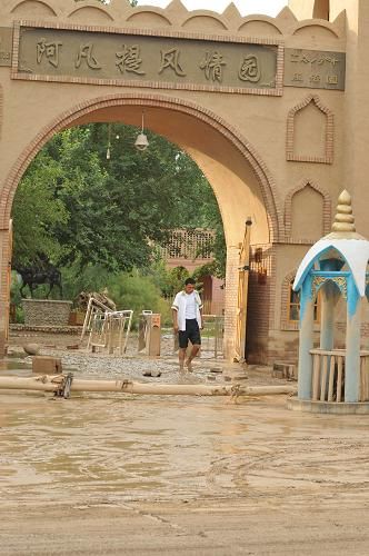 吐鲁番多地遭洪水侵害已致4人死亡(组图)--中国国情手册