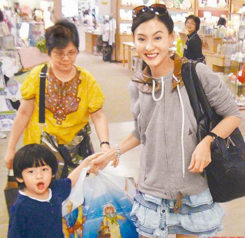 传张柏芝携Lucas赴米兰散心 密谋凌晨离港躲媒体--中国国情