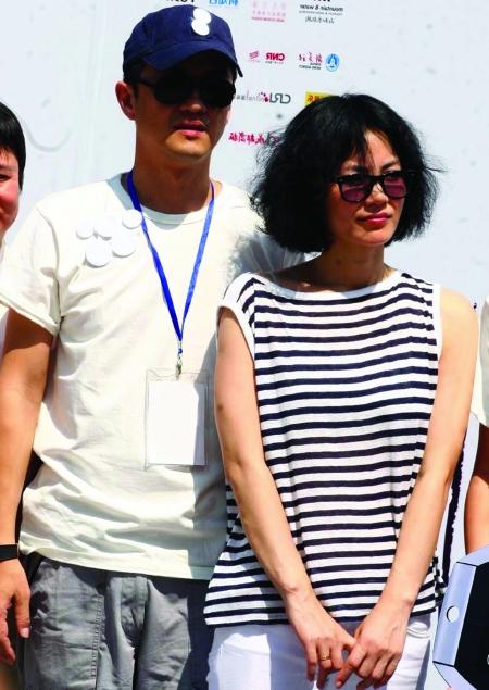 王菲不满被逼与李亚鹏离婚 赵薇为好友鸣不平--中国国情网