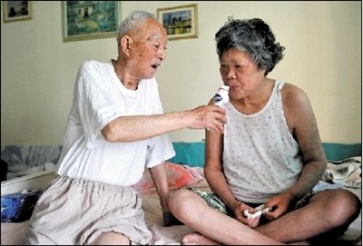 83岁老人照料昏迷妻子20个月将其唤醒--中国国情网