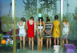北京查处8间发廊足疗店 1名男子与裸女当场被抓--中国国情网