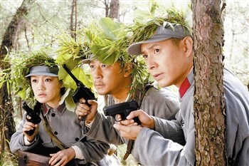 《弹孔》郭涛造型曝光 动作“滑稽”耍大刀(图)--中国国情网