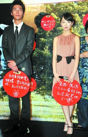 《山楂树之恋》东京首映 周冬雨窦骁书写爱情理想--中国国情手册