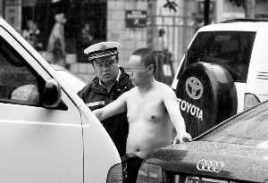 醉酒男子不肯放行事故车造成交通拥堵(图)--中国国情网