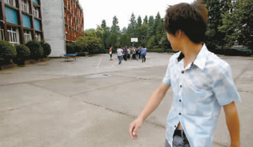 高中男女生熄灯后在教室拥抱 男生劝退女生记过--中国国情