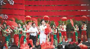 图文:宋祖英演出遇“热血”观众 被搂肩膀不放--中国国情