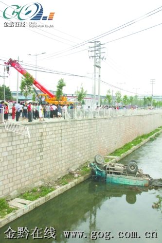 货车失控撞断护栏掉入河中(图)--中国国情