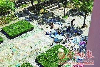 毕业生离校前摔东西狂欢 宿舍楼下一片狼藉(图)--中国国情手册
