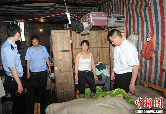重庆大足警方捣毁涉黄窝点抓获17人(组图)--中国国情网
