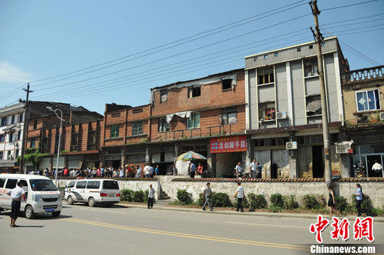 重庆大足警方捣毁涉黄窝点抓获17人(组图)--中国国情网