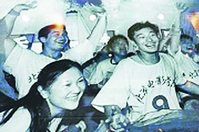 黄晓明14年前学生照曝光 被收藏在克林顿博物馆--中国国情