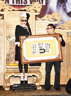 Lady Gaga承认双性恋身份 盼同志婚姻全球合法--中国国情