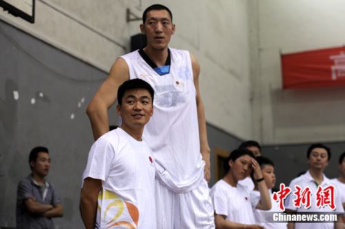 王宝强携手“巨人”孙明明 西安高校内大秀球技--中国国情网