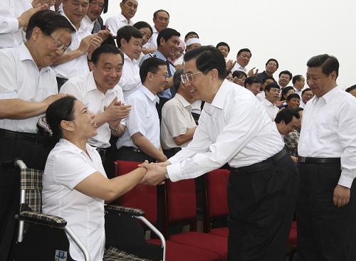 胡锦涛等亲切会见“两优一先”代表--中国国情