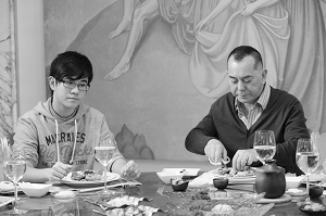 《迷途追凶》曝剧照 黄秋生与帅气儿子进餐(图)--中国国情手册