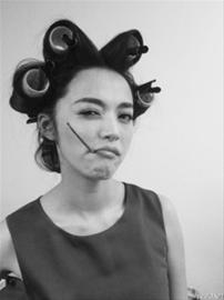姚晨晒“包租婆”造型照 网友:压根就一痞女(图)--中国国情手册