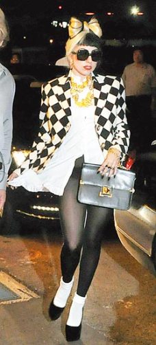 Lady Gaga提前离台派送飞吻 造型1日10变(图)--中国国情网