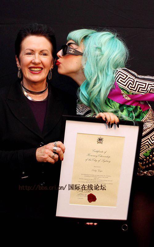 Lady Gaga惨被扔鸡蛋 获悉尼市长颁发荣誉市民奖--中国国情手册