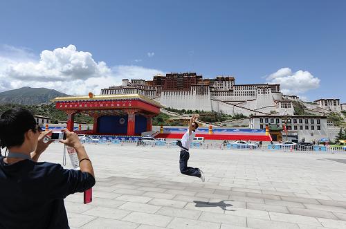 西藏上半年接待游客突破200万人次--中国国情手册