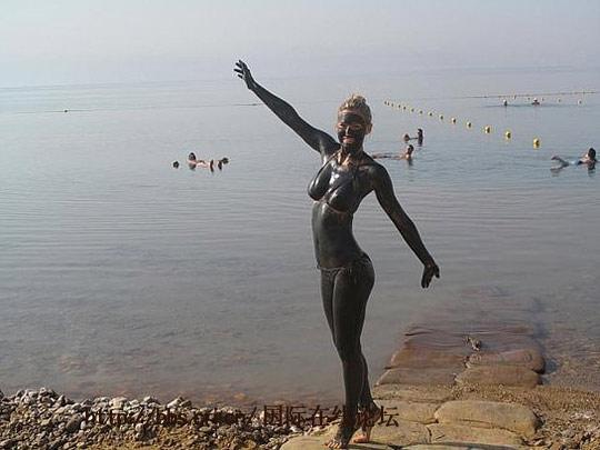 图文:芭儿·拉法莉穿比基尼全身炭黑沐日光浴--中国国情手册