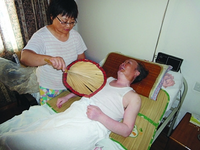 丈夫车祸成植物人 妻子600多日夜守护床前(图)--中国国情网
